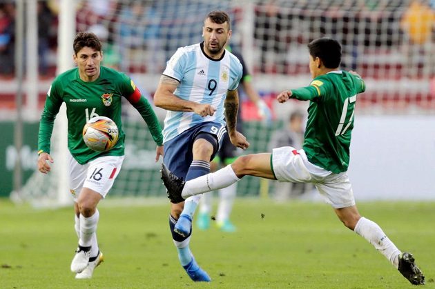 Argentina bez Lionela Messiho propadla v kvalifikaci o postup na MS 2018 na hřišti Bolívie. Na hrotu se sice pral Lucas Pratto, ale favorit stejně nedal ani gól a prohrál 0:2.