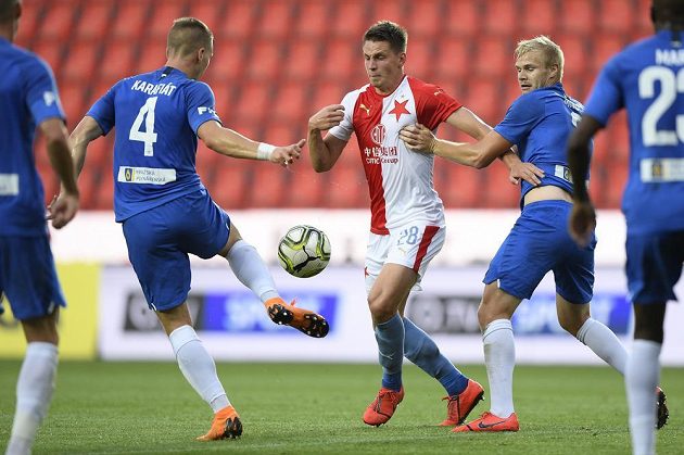 U míče zleva Ondřej Karafiát z Liberce, Lukáš Masopust ze Slavie a Jan Mikula z Liberce.