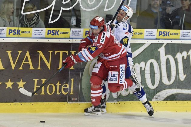 Třinecký útočník Tomáš Plíhal (vlevo) a forvard Komety Tomáš Svoboda v zápase 22. kola Tipsport extraligy.
