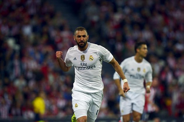 Útočník Realu Madrid Karim Benzema oslavuje svůj vstřelený gól na hřišti Bilbaa.