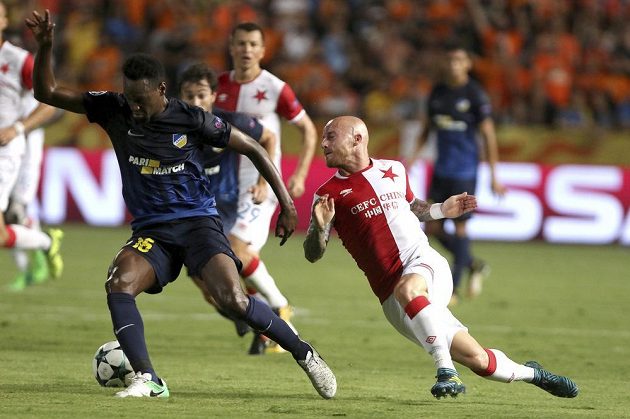 Nová slávistická posila Miroslav Stoch (vpravo) se snží vybojovat míč v souboji s Viniciem z APOEL.