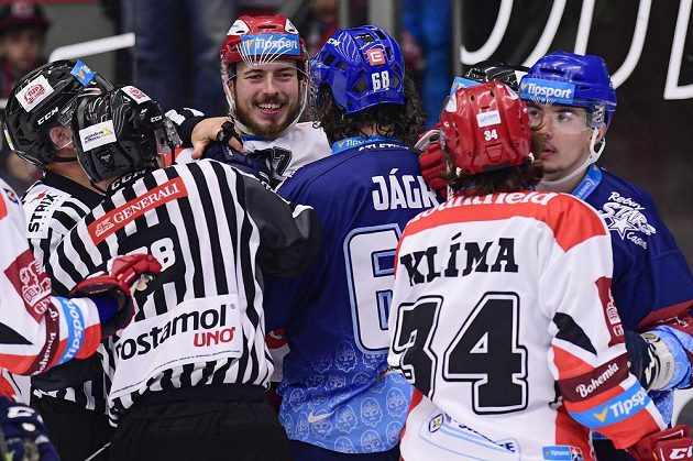 Richard Nedomlel z Hradce Králové (uprostřed) v potyčce s Jaromírem Jágrem (třetí zprava) z Kladna.