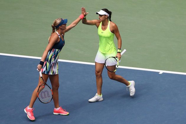 Francouzské tenistky Caroline Garciaová a Kristina Mladenovicová během bitvy o titul ve čtyřhře na US Open.