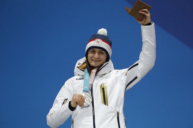 Se stříbrem na krku si užívala ceremoniálu rychlobruslařka Martina Sáblíková, v závodě na pět kilometrů dojela druhá.