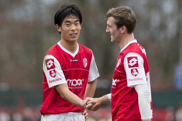 Pardubický záložník Kim Te-won slaví se spoluhráčem Dominikem Fouskem vítězství nad Spartou.