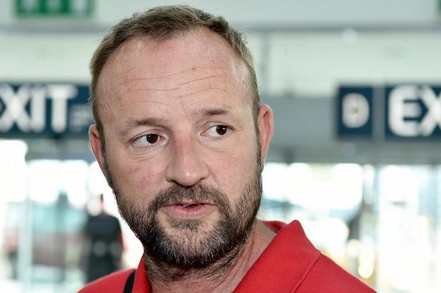 Šéftrenér atletické výpravy Tomáš Dvořák na letišti Václava Havla před odletem na MS v Pekingu.