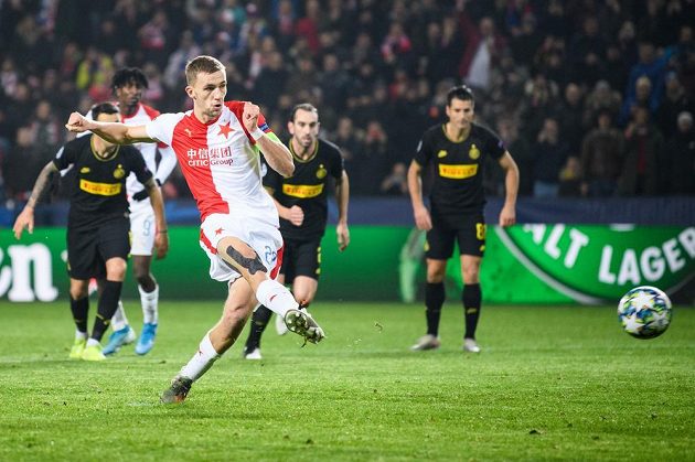 Tomáš Souček ze Slavie Praha proměňuje nařízenou penaltu během utkání základní skupiny Ligy mistrů s Interem Milán.