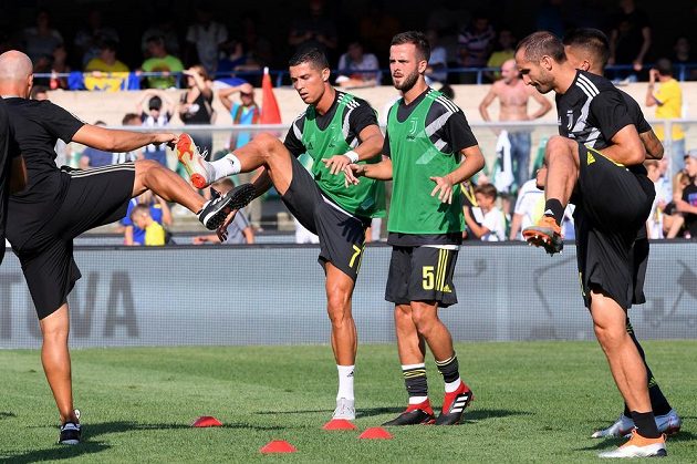 Zleva hráči Juventusu Cristiano Ronaldo, Miralem Pjanič a Giorgio Chiellini.