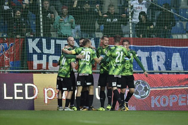 Radost fotbalistů Plzně z gólu Michaela Krmenčíka na hřišti Mladé Boleslavi. Západočeši vyhráli 2:0 a vládnou nejvyšší soutěži.