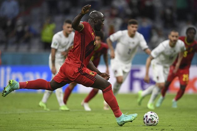 Belgian Romelu Lukaku turns a penalty against the Italians. 