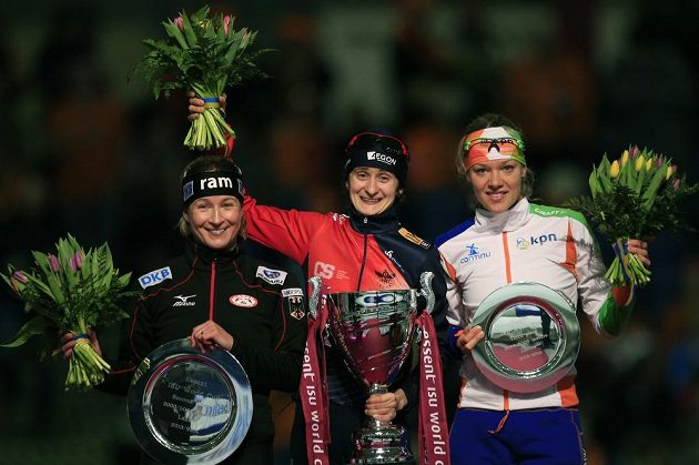 Nejlepší trojice rychlobruslařek na dlouhých tratích - zleva Němka Claudia Pechsteinová, Martina Sáblíková a Yvonne Nautaová z Nizozemí.