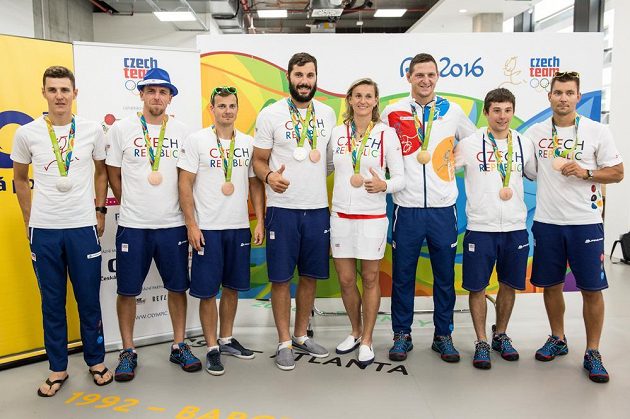 Medailisté z LOH 2016 z brazilského Rio de Janeira (zlevo): Jaroslav Kulhavý, Lukáš Trefil, Daniel Havel, Josef Dostál, Barbora Špotáková, Lukáš Krpálek, Jiří Prskavec a Jan Štěrba po návratu olympijské výpravy.