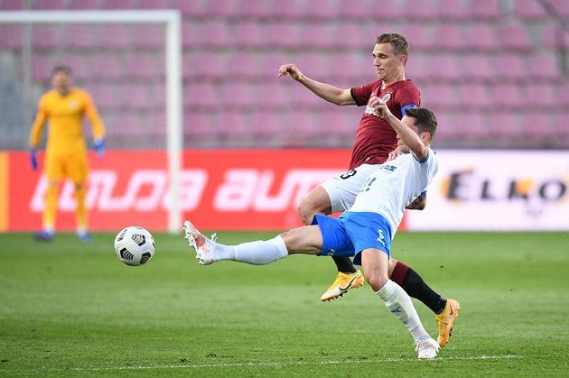 Fotbalista Sparty Bořek Dočkal v souboji o balon s hráčem Baníku Ostrava Danielem Tetourem.