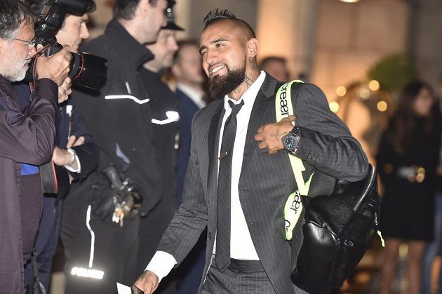Arturo Vidal, jeden z fotbalistů Barcelony, kteří přijeli do hotelu v Praze před zápasem Ligy mistrů se Slavií.