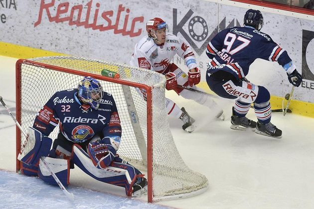 Zleva brankář Vítkovic Patrik Bartošák, Ondřej Kovařčík z Třince a Josef Hrabal z Vítkovic během čtvrtfinále play off.