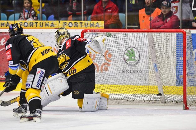 Brankář Litvínova Jaroslav Janus dostává první gól ve čtvrtfinále play off hokejové extraligy na ledě Mountfieldu Hradec Králové.