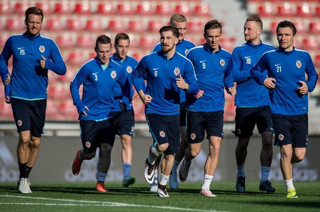 Fotbalisté Sparty Praha (zleva): Radoslav Kováč, Milan Kadlec, Lukáš Vácha, Bořek Dočkal, David Březina a David Lafata během tréninku před odvetou čtvrtfinále Evropské ligy.