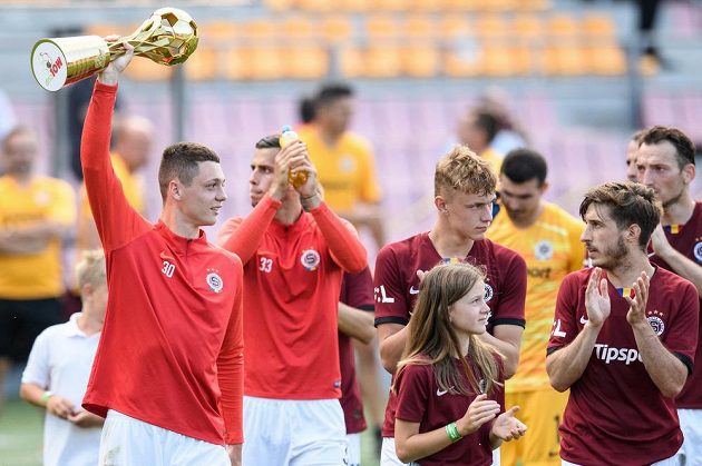Ladislav Krejčí ze Sparty Praha s pohárem za vítězství MOL Cupu, Dávid Hancko, Adam Karabec a Michal Sáček během děkovačky s fanoušky po utkání ve skupině o titul s FK Jablonec.