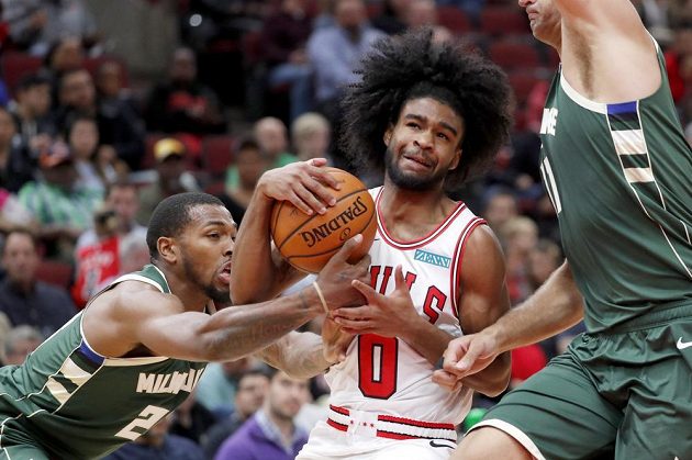 Basketbalista Chicaga Bulls Coby White během přípravného utkání na nový ročník NBA.
