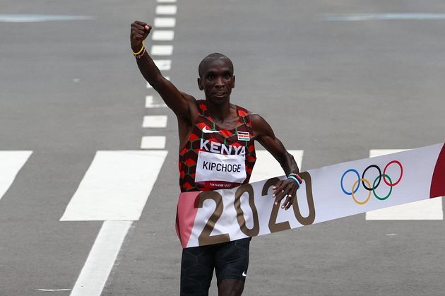 Keňský favorit Eliud Kipchoge probíhá vítězně cílem olympijského maratonu v Sapporu.