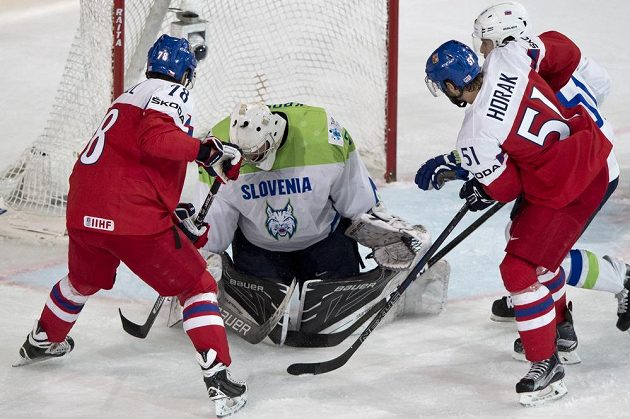 Český reprezentant Roman Horák (vpravo) střílí gól. Přihlížejí Robin Hanzl (vlevo) a slovinský brankář Gašper Krošelj.