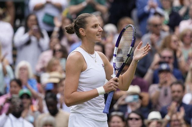 Vítězné gesto Karolíny Plíškové po výhře v semifinále Wimbledonu nad Arynou Sabalenkovou.