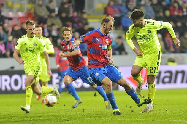 Dani Olmo z Dinama (vlevo) přebírá míč před vstřelením gólu, dále jsou zleva Patrik Hrošovský a Roman Hubník z Plzně a Bruno Petković z Dinama, který nahrává Olmovi.