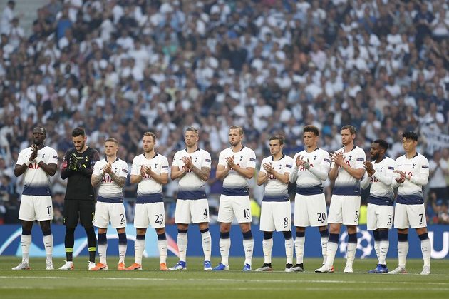 Fotbalisté Tottenhamu i Liverpoolu uctili před finále Ligy mistrů památku tragicky zesnulého Jose Antonia Reyese.