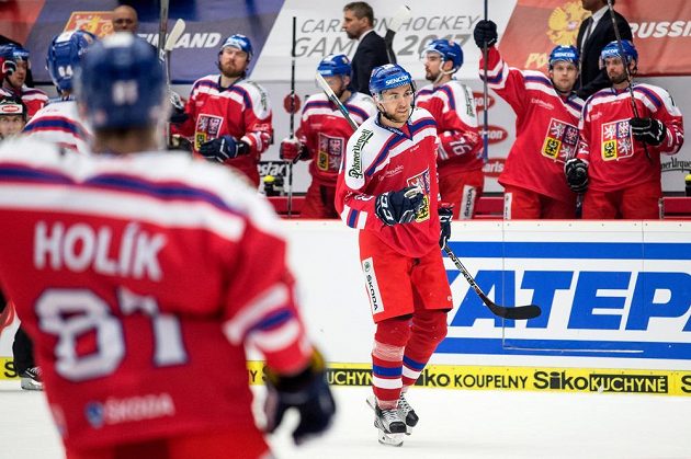 Jan Rutta oslavuje gól na 2:2 během utkání s Finy na turnaji Carlson Hockey Games v Českých Budějovicích.