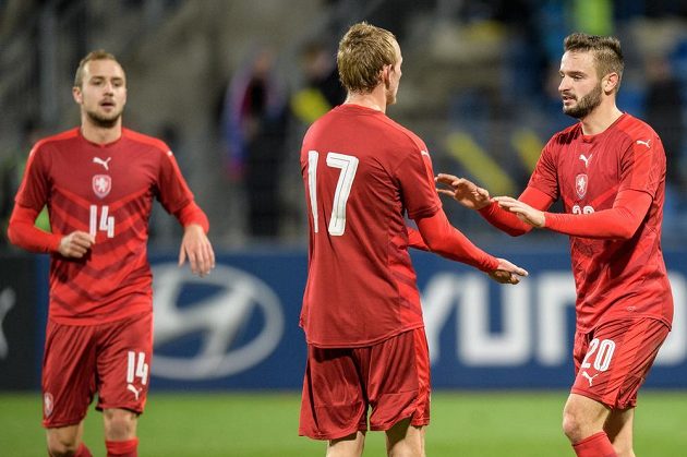 Ondřej Mihálik (č.17) a Tomáš Zajíc oslavují gól na 2:0 během utkání kvalifikace ME 2019 hráčů do 21 let se Sna Marinem.