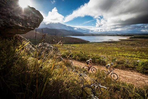 Jaroslav Kulhavý (vlevo) a Christoph Sauser z týmu Songo Specialized na trati Cape Epic 2015.