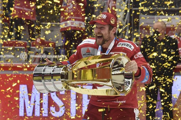 - 5. zápas: HC Oceláři Třinec - Bílí Tygři Liberec, 26. dubna 2021 v Třinci. Kapitán Třince Petr Vrána s Masarykovým pohárem pro vítěze extraligy.