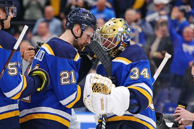 Dvě klíčové postavy St. Louis z utkání proti Vacnouveru, švédský útočník Patrik Berglund a gólman Cunucks Jake Allen.