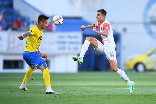 Fotbalista Slavie Petar Musa šel do souboje s teplickým bekem Chlumeckým s velkým zápalem.