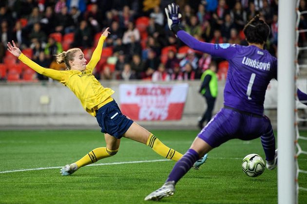 Vivianne Miedemaová z Arsenalu střílí svůj čtvrtý gól během utkání Ligy mistryň na stadionu Slavie.
