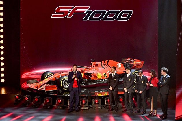 V divadle v Reggiu Emilia dnes stáj formule 1 Ferrari představila vůz pro novou sezonu