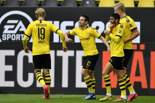 Radost s ostychem. Raphael Guerreiro (druhý zleva) a Julian Brandt si po gólu jen ťukli loktem.