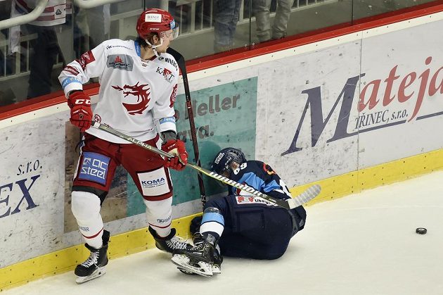 Obránce Třince Martin Gernát (vlevo) fauluje libereckého útočníka Marka Zachara.