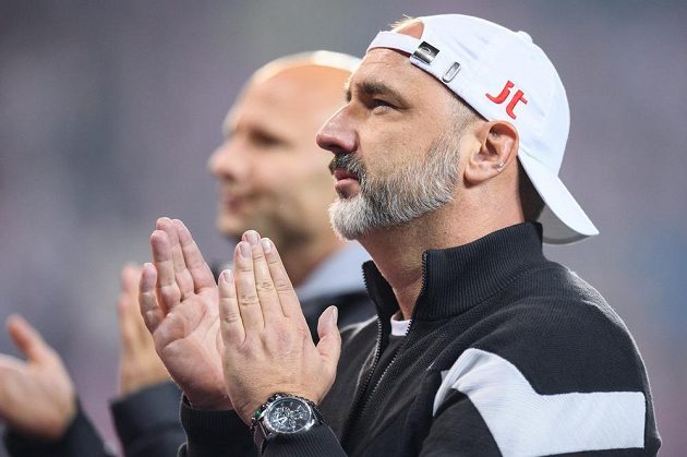 Trenér Slavie Praha Jindřich Trpišovský po utkání s Barcelonou děkuje fanouškům