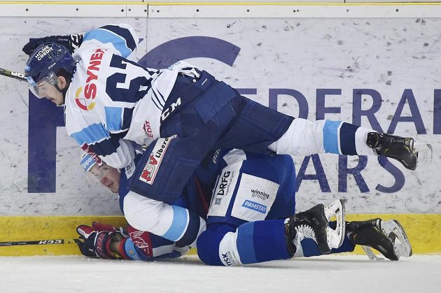 Tomáš Hanousek (vlevo) z Liberce a Jakub Orsava z Brna v akci během semifinále extraligy.