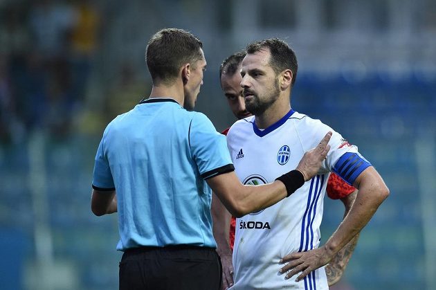 Kapitán Mladé Boleslavi Marek Matějovský debatuje s rozhodčím Jonathanem Lardotem.