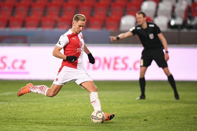 Jan Kuchta ze Slavie Praha kope penaltu během utkání 15. kola Fortuna ligy, Slavia Praha - Sigma Olomouc