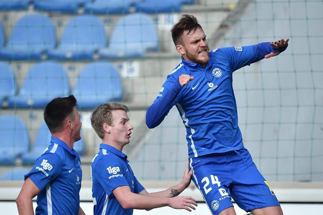 Autor gólu Daniel Bartl (vpravo) ze Slovanu Liberec se raduje s Egonem Vůchem (vlevo) a Petrem Ševčíkem.