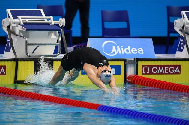 Simona Baumrtová při semifinále závodu na 100 metrů znak na MS v Budapešti.
