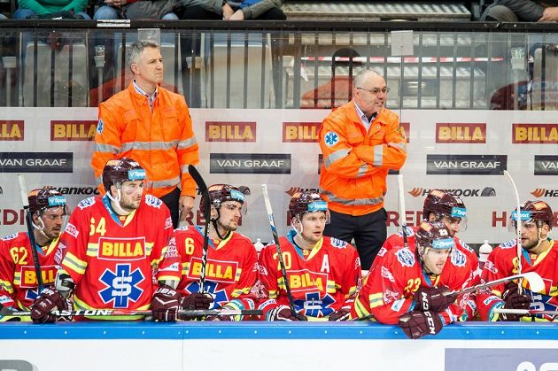 Trenér Sparty Jiří Kalous (vpravo) oblečený v záchranářské bundě udílí pokyny svým svěřencům.