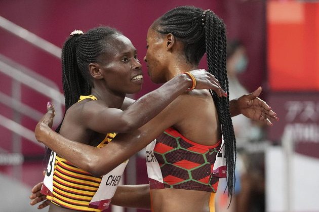 Světová rekordmanka Beatrice Chepkoechová z Keni (vpravo) gratuluje Peruth Chemutaiové ke zlaté medaili