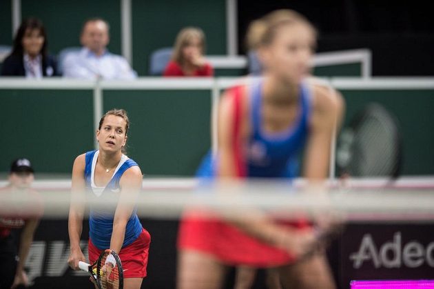Česká tenistka Barbora Strýcová (vlevo) servíruje v rozhodujícím utkání finále Fed Cupu.