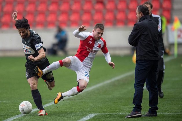 Jablonecký obránce Daniel Rossi (vlevo) a útočník Slavie Praha Muris Mešanovič bojují o balón.