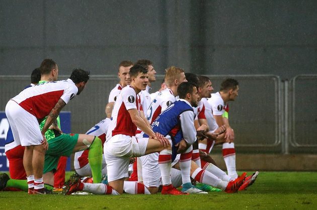 Děkovačka fanouškům v podání fotbalistů Slavie nemohla chybět ani po utkání Evropské ligy s Maccabi Tel Aviv.