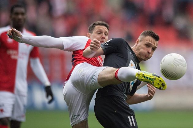 Obránce Slavie Praha Jiří Bílek (vlevo) a jablonecký útočník Stanislav Tecl v souboji o míč.